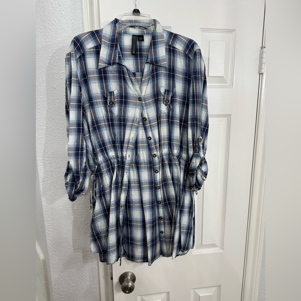Like new, women’s tunic top, size XL